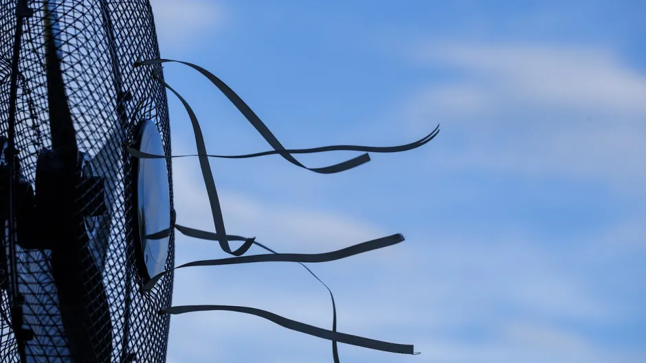 Ein Ventilator vor blauem Himmel 